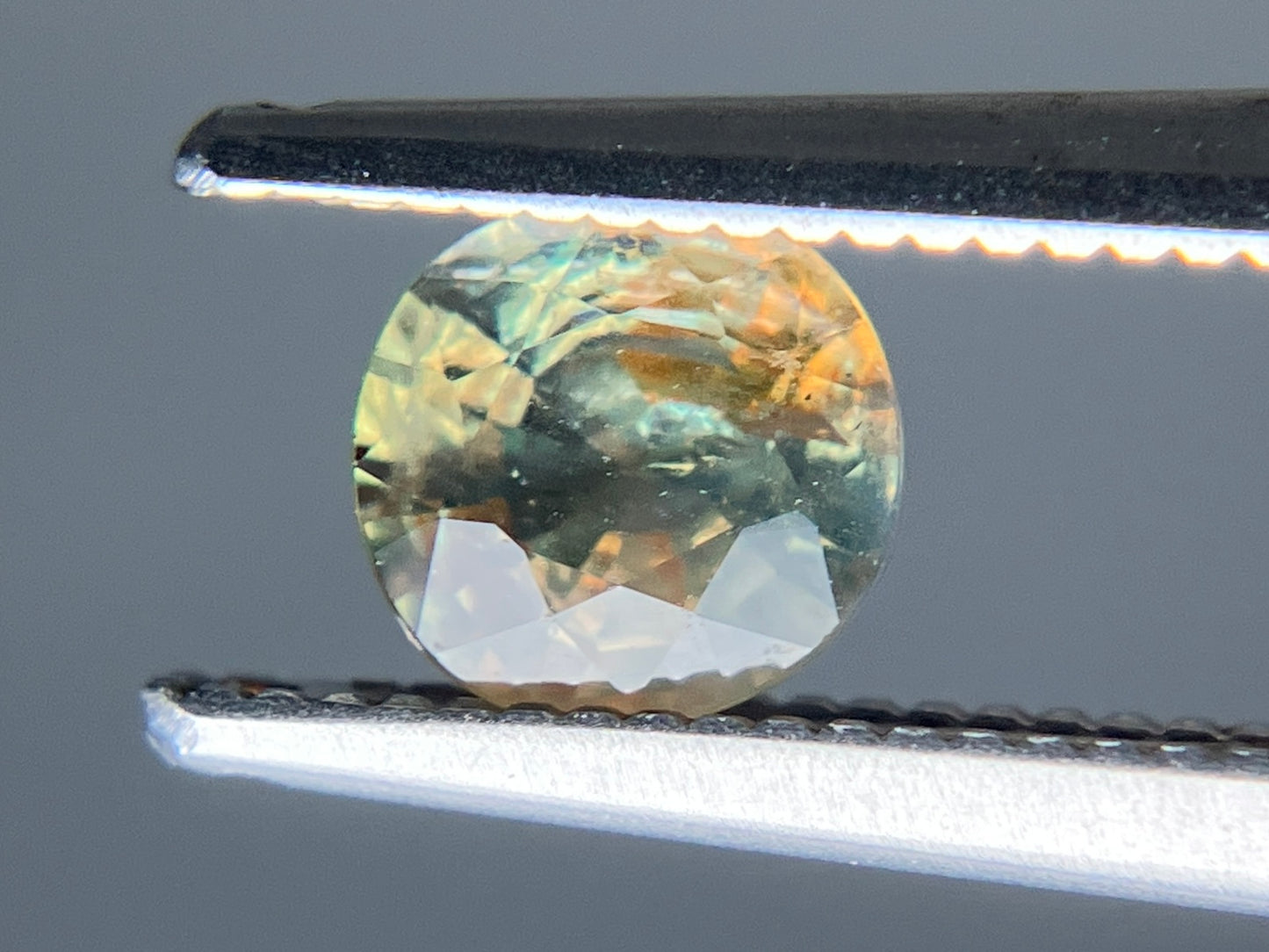 アレキサンドライト 天然 0.707ct 中央宝石ソーティング付き 5.21㎜×5.08㎜×3.24㎜ ルース（ 裸石 ） 6378YY