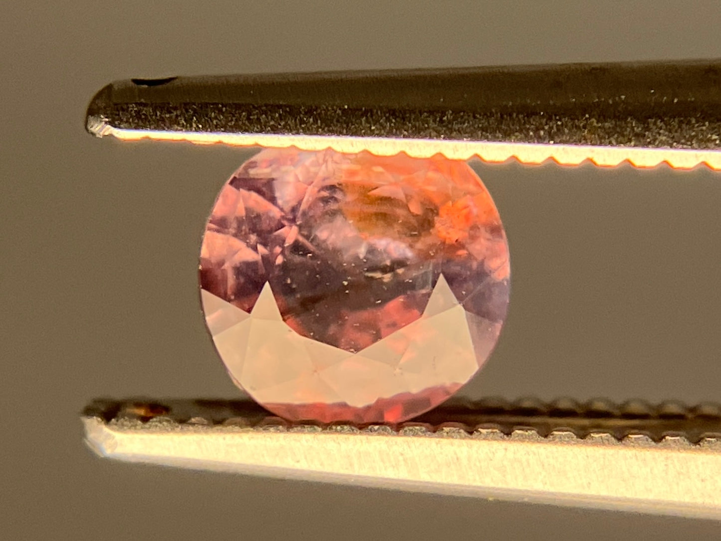 アレキサンドライト 天然 0.707ct 中央宝石ソーティング付き 5.21㎜×5.08㎜×3.24㎜ ルース（ 裸石 ） 6378YY