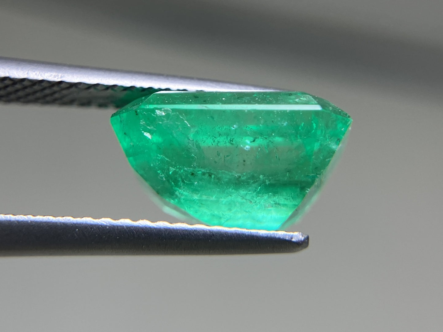 エメラルド 4.27ct 中央宝石ソーティング付き 11.1㎜×8.4㎜×6.5㎜ ルース（ 裸石 ） 4146YY
