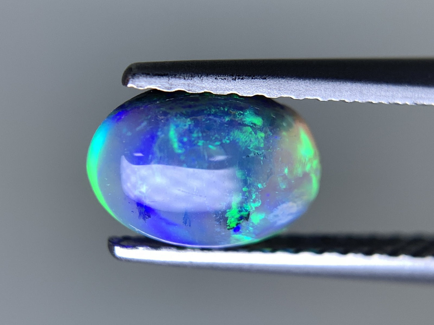 ブラックオパール 天然 0.982ct 宝石ソーティング付き 7.6㎜×5.5㎜×3.5㎜ ルース（ 裸石 ） 7377Y