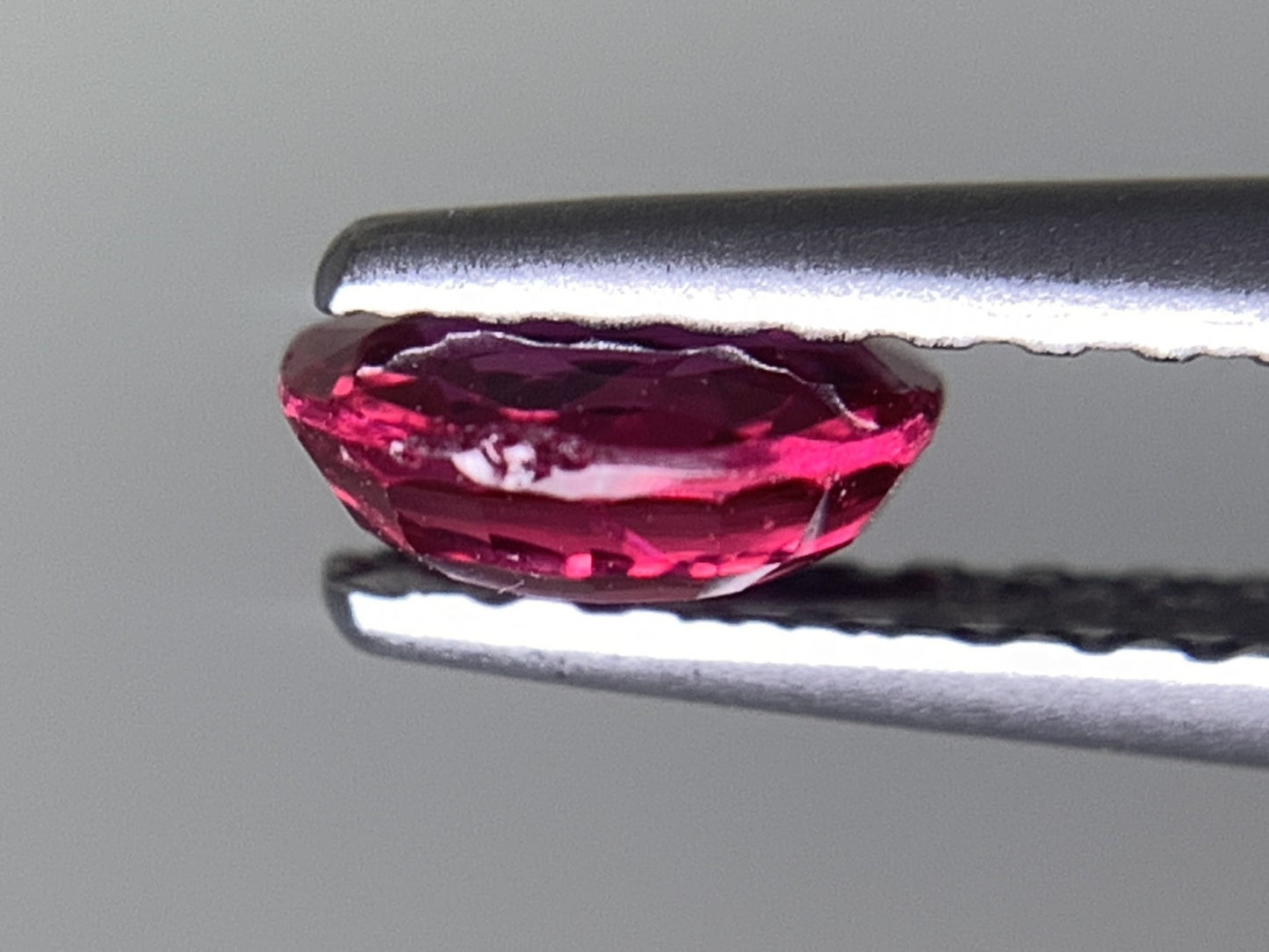 ルビー 天然 0.567ct 中央宝石ソーティング付き 5.25㎜×4.54㎜×2.37㎜ ルース（ 裸石 ） 5664Y