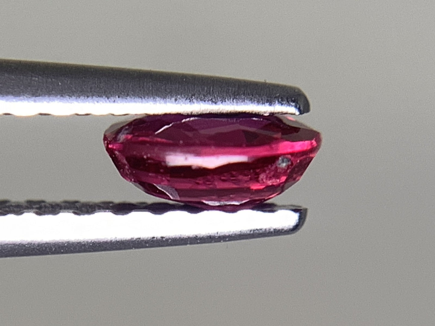 ルビー 天然 0.567ct 中央宝石ソーティング付き 5.25㎜×4.54㎜×2.37㎜ ルース（ 裸石 ） 5664Y