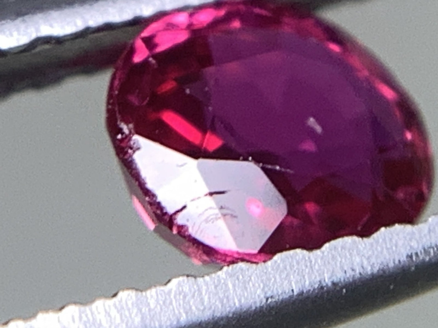 ルビー 天然 0.567ct 中央宝石ソーティング付き 5.25㎜×4.54㎜×2.37㎜ ルース（ 裸石 ） 5664Y