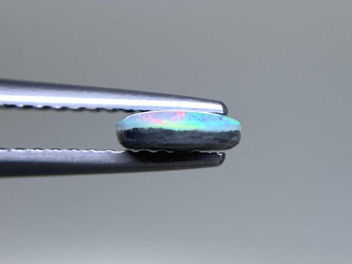 ブラックオパール 天然 0.615ct 宝石ソーティング付き 8.0㎜×6.1㎜×1.8㎜ ルース（ 裸石 ） 7393Y