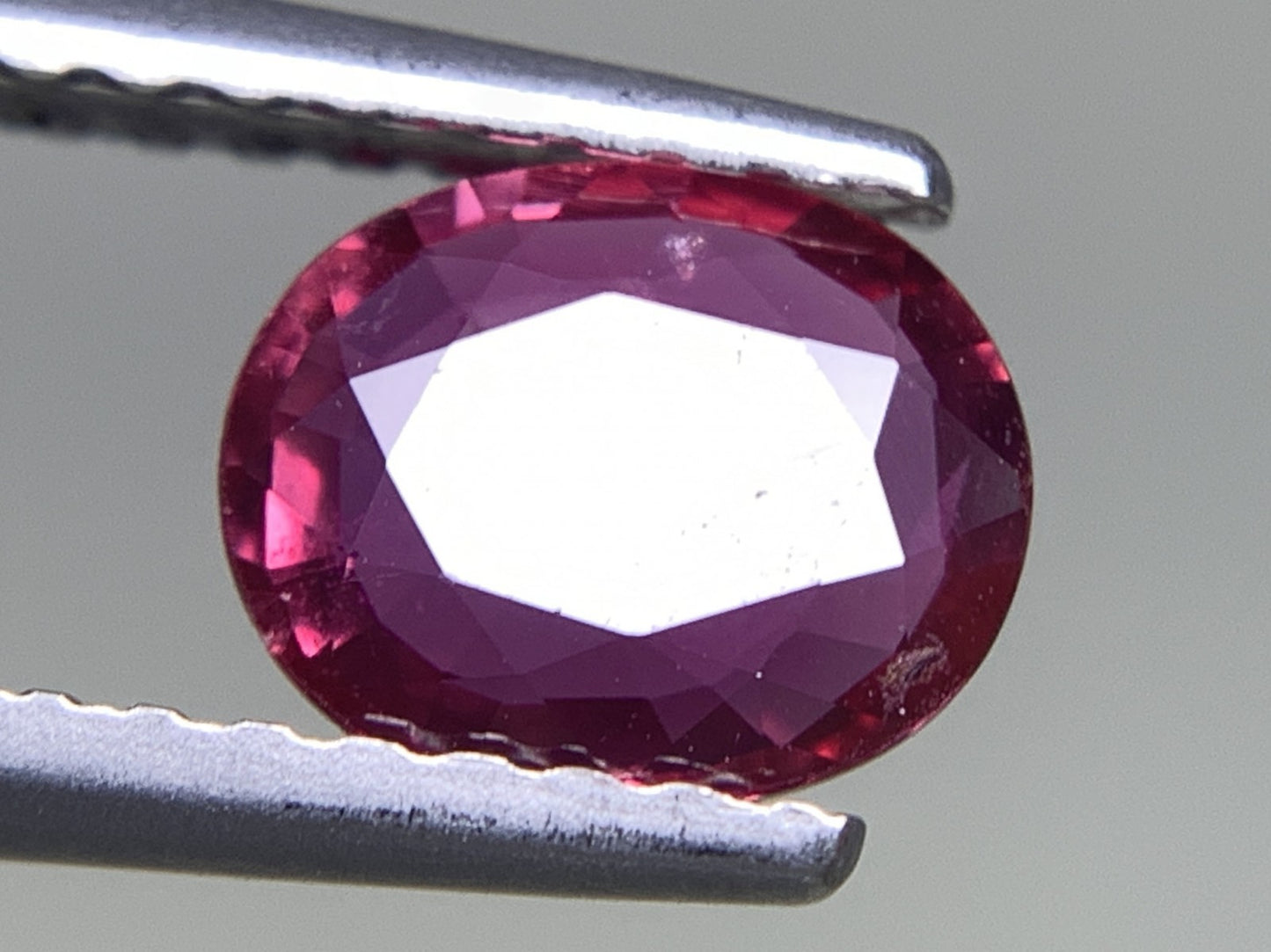 ルビー 天然 0.693ct 中央宝石ソーティング付き 6.61㎜×5.43㎜×1.97㎜ ルース（ 裸石 ） 5669Y
