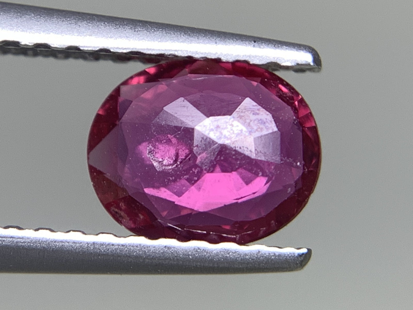 ルビー 天然 0.693ct 中央宝石ソーティング付き 6.61㎜×5.43㎜×1.97㎜ ルース（ 裸石 ） 5669Y