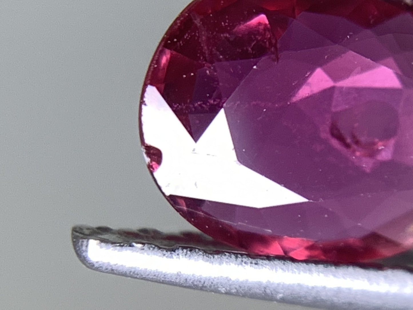 ルビー 天然 0.693ct 中央宝石ソーティング付き 6.61㎜×5.43㎜×1.97㎜ ルース（ 裸石 ） 5669Y