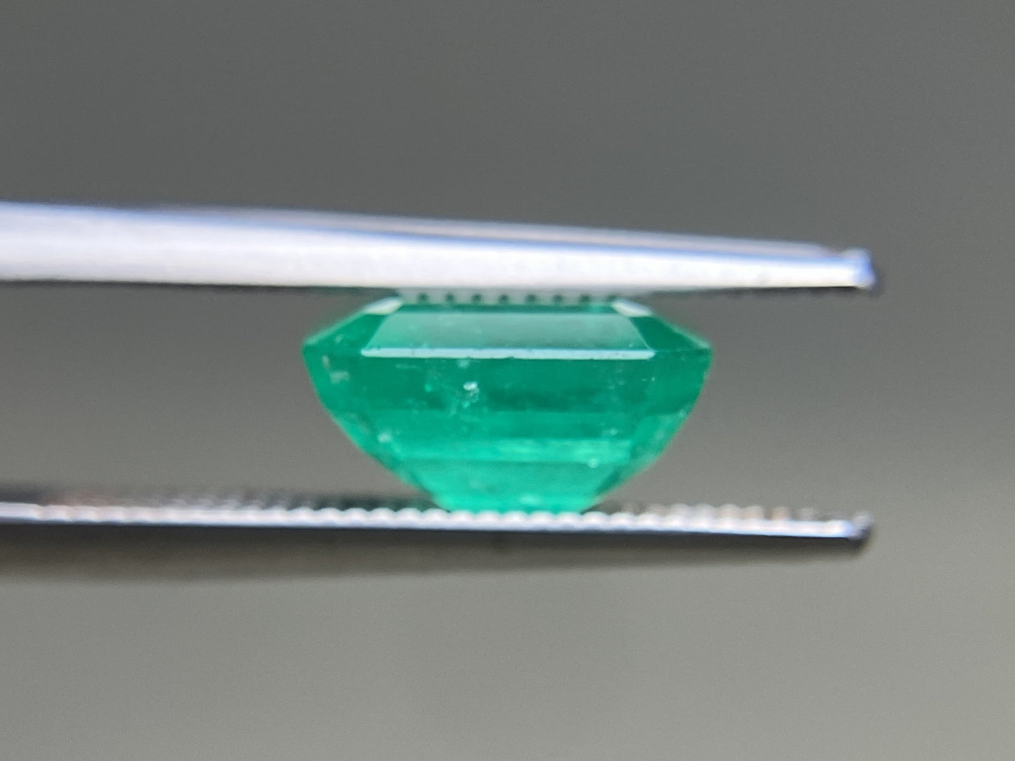 エメラルド 天然 3.095ct 中央宝石ソーティング付き 9.10㎜×8.99㎜×5.23㎜ ルース（ 裸石 ） 6468YY