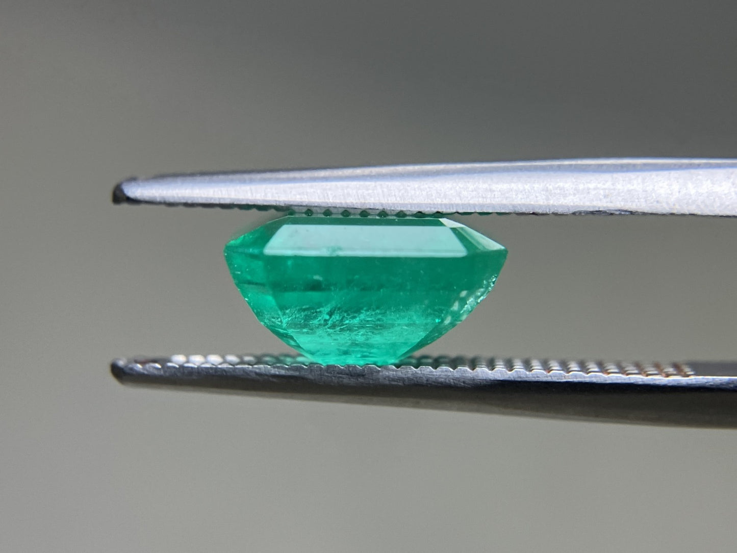 エメラルド 天然 3.095ct 中央宝石ソーティング付き 9.10㎜×8.99㎜×5.23㎜ ルース（ 裸石 ） 6468YY