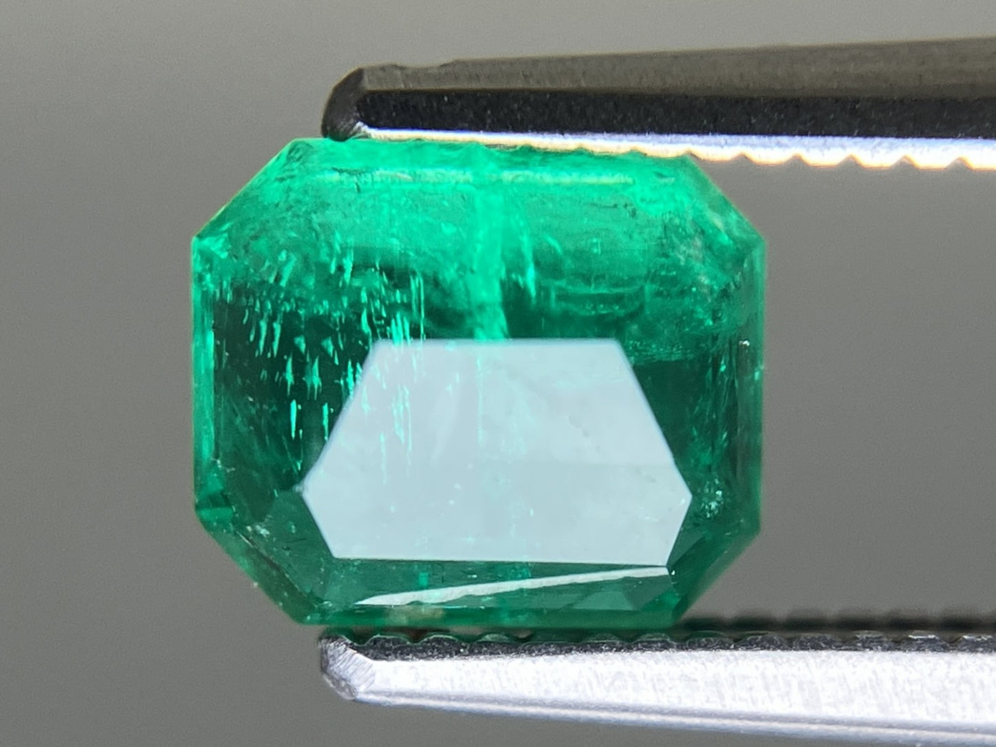 エメラルド 天然 0.958ct 中央宝石ソーティング付き 6.48㎜×5.53㎜×3.46㎜ ルース（ 裸石 ） 6465YY
