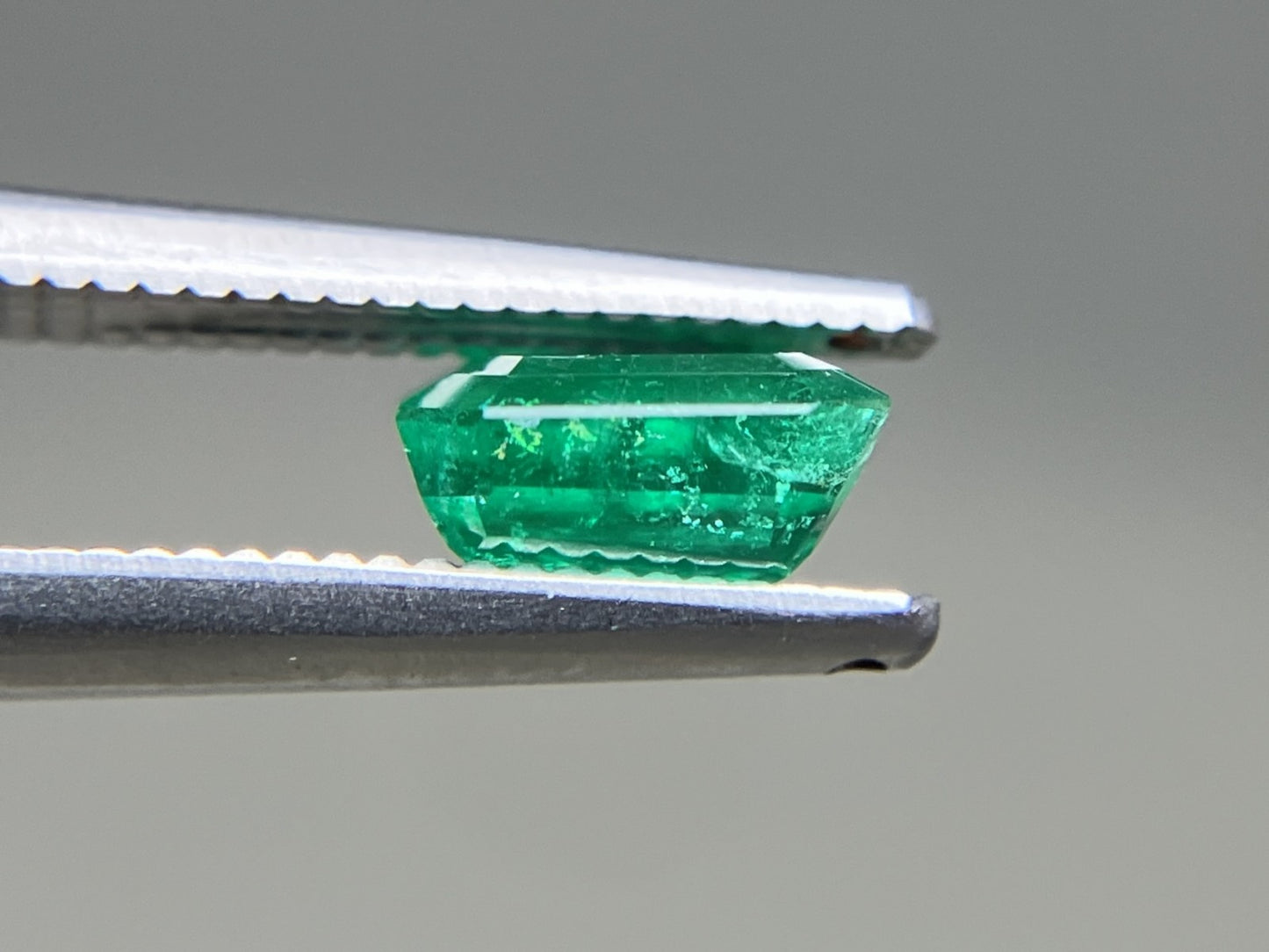 エメラルド 天然 0.958ct 中央宝石ソーティング付き 6.48㎜×5.53㎜×3.46㎜ ルース（ 裸石 ） 6465YY