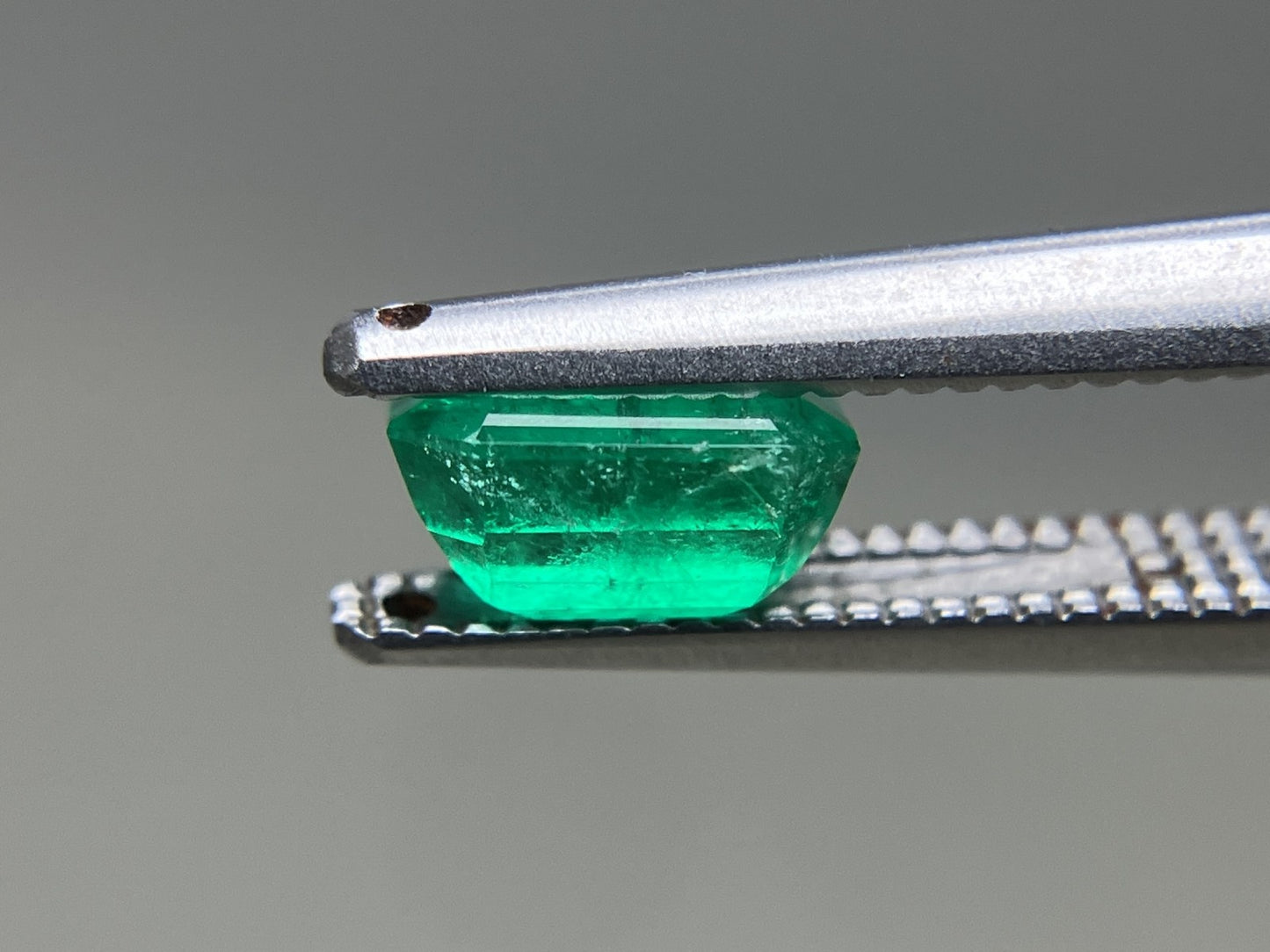 エメラルド 天然 0.958ct 中央宝石ソーティング付き 6.48㎜×5.53㎜×3.46㎜ ルース（ 裸石 ） 6465YY