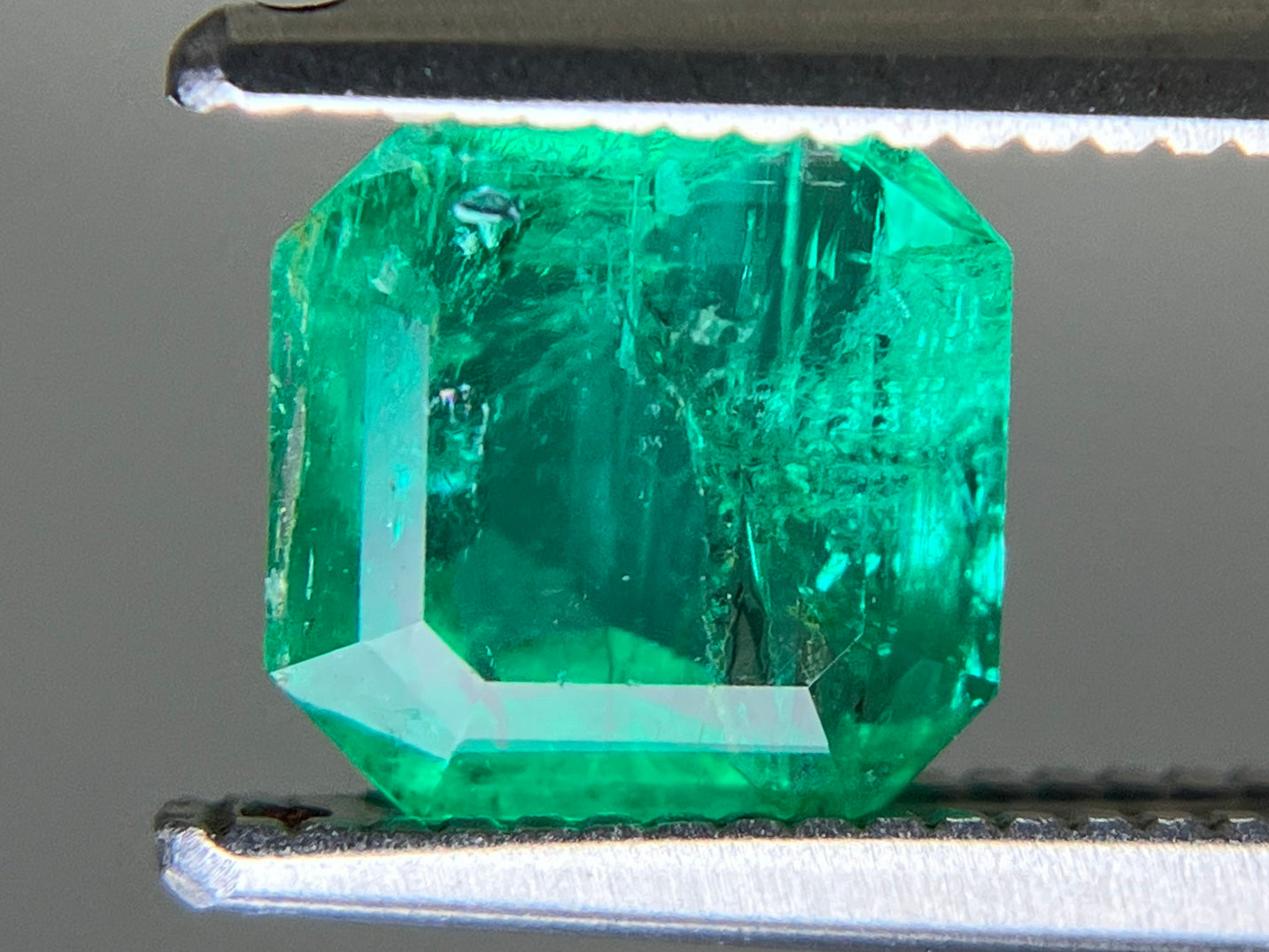 エメラルド 天然 1.267ct 中央宝石ソーティング付き 6.38㎜×6.21㎜×4.16㎜ ルース（ 裸石 ） 6457YY