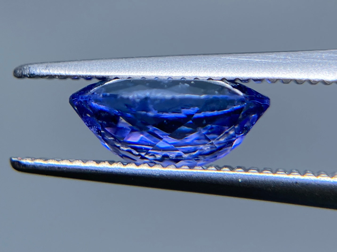 タンザナイト 1.841ct 宝石ソーティング付き 9.0㎜×7.0㎜×3.9㎜ ルース（ 裸石 ） 4017K