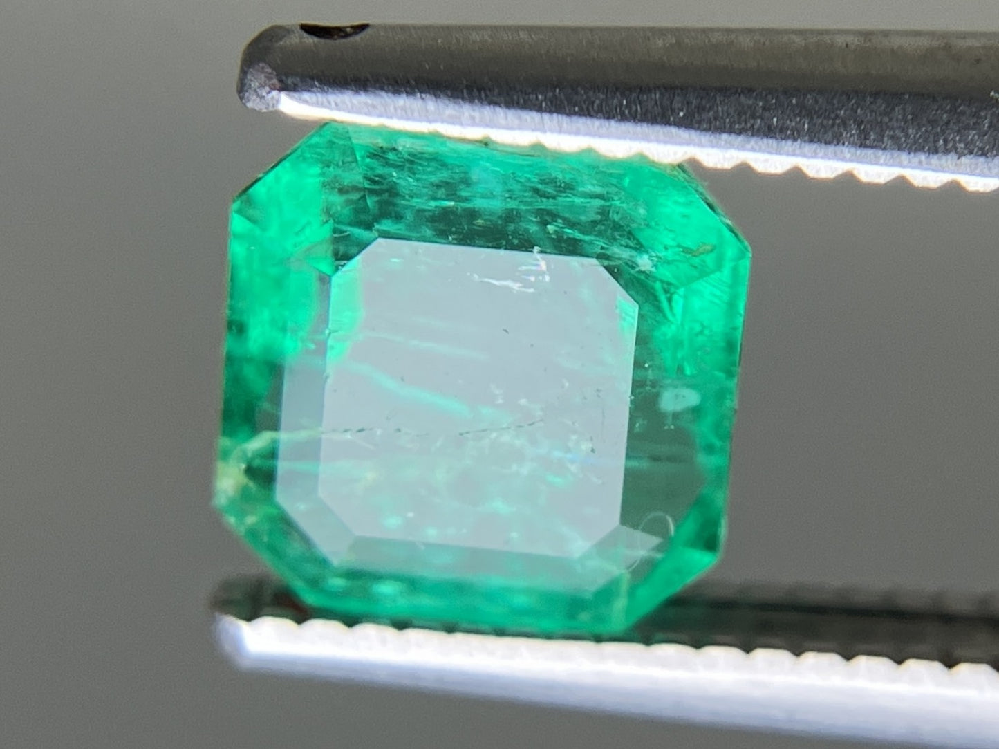 エメラルド 天然 1.267ct 中央宝石ソーティング付き 6.38㎜×6.21㎜×4.16㎜ ルース（ 裸石 ） 6457YY