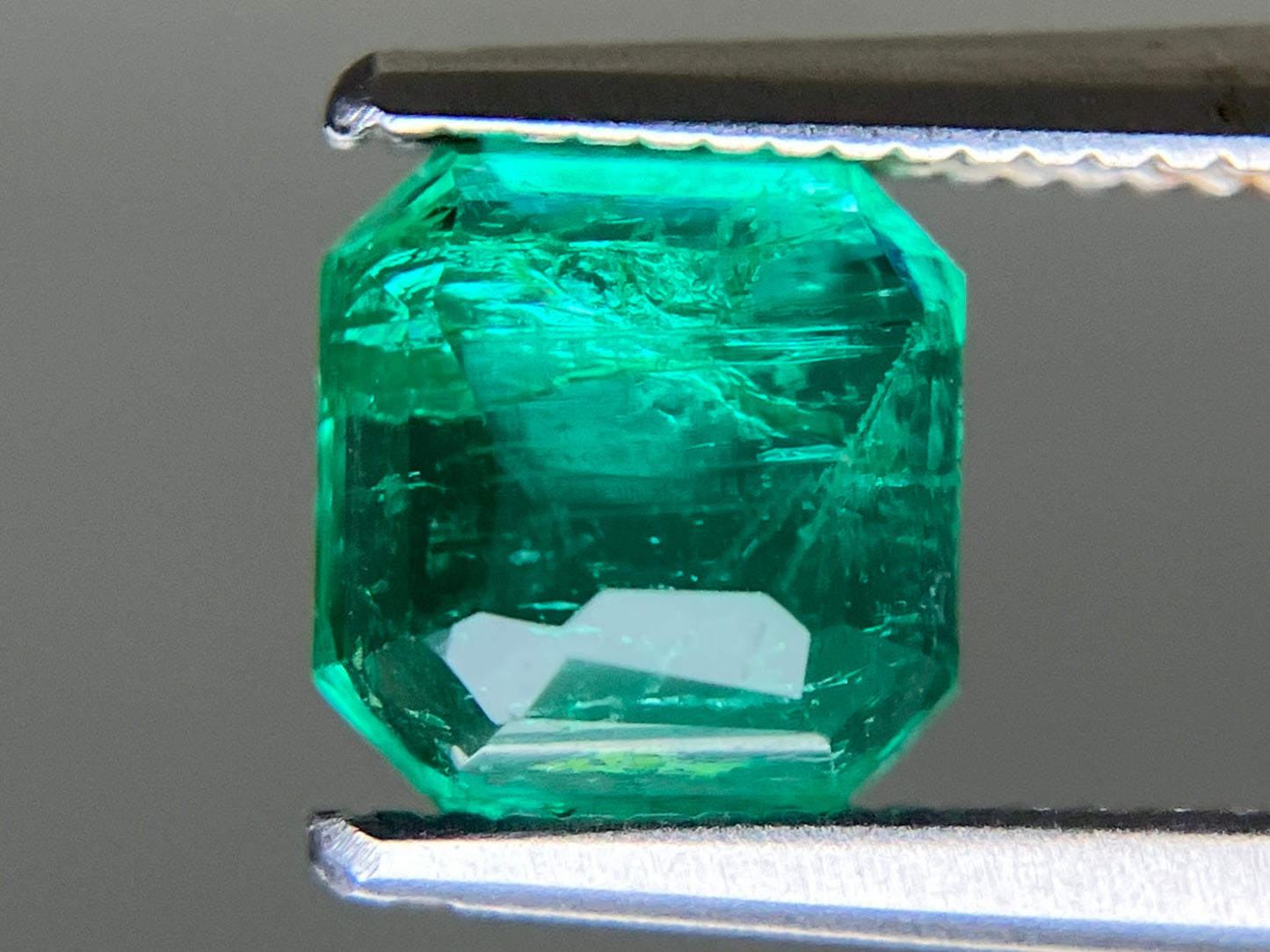 エメラルド 天然 1.267ct 中央宝石ソーティング付き 6.38㎜×6.21㎜×4.16㎜ ルース（ 裸石 ） 6457YY