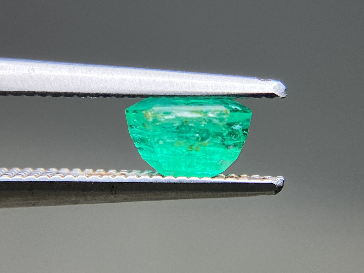 エメラルド 天然 1.267ct 中央宝石ソーティング付き 6.38㎜×6.21㎜×4.16㎜ ルース（ 裸石 ） 6457YY