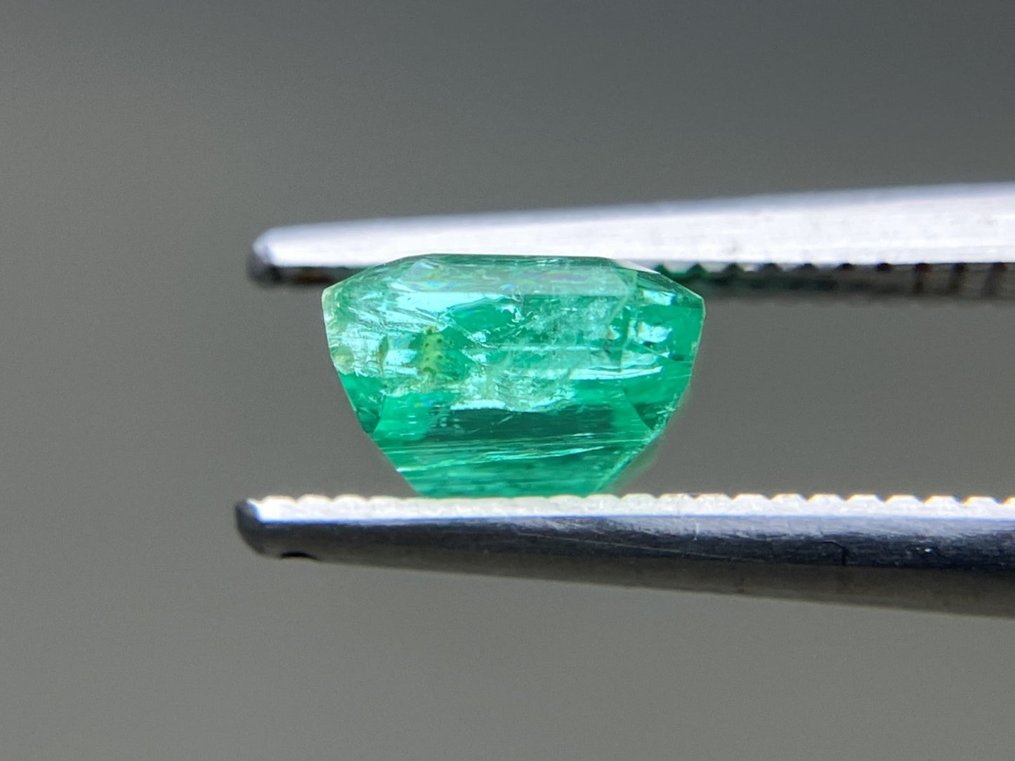 エメラルド 天然 1.267ct 中央宝石ソーティング付き 6.38㎜×6.21㎜×4.16㎜ ルース（ 裸石 ） 6457YY