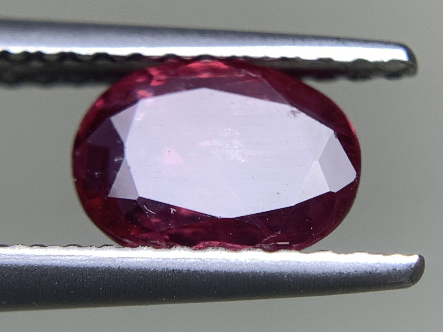 ルビー  天然  1.010ct  中央宝石ソーティング付き  7.18㎜×5.43㎜×2.40㎜   ルース（ 裸石 ） 5660Y