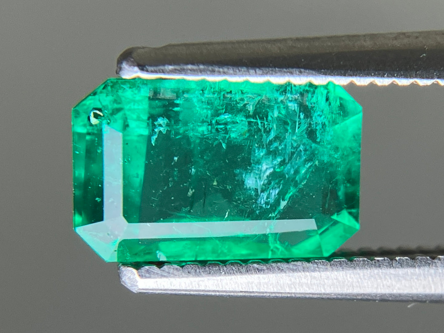 エメラルド 天然 1.278ct 中央宝石ソーティング付き 8.26㎜×5.29㎜×3.74㎜ ルース（ 裸石 ） 6466YY