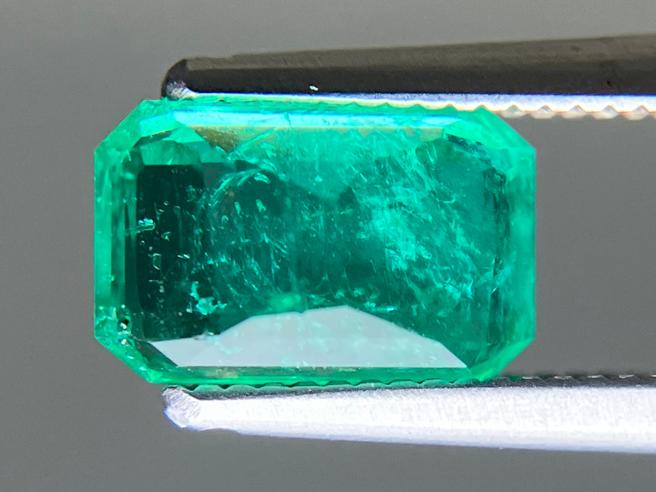 エメラルド 天然 1.278ct 中央宝石ソーティング付き 8.26㎜×5.29㎜×3.74㎜ ルース（ 裸石 ） 6466YY
