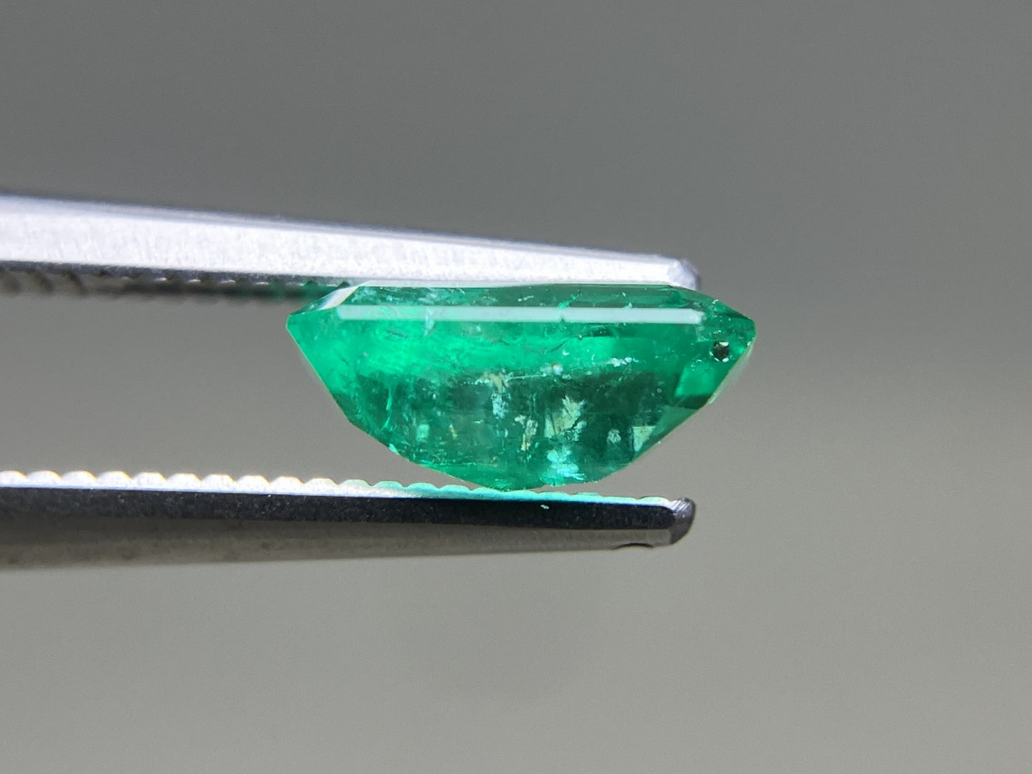 エメラルド 天然 1.278ct 中央宝石ソーティング付き 8.26㎜×5.29㎜×3.74㎜ ルース（ 裸石 ） 6466YY