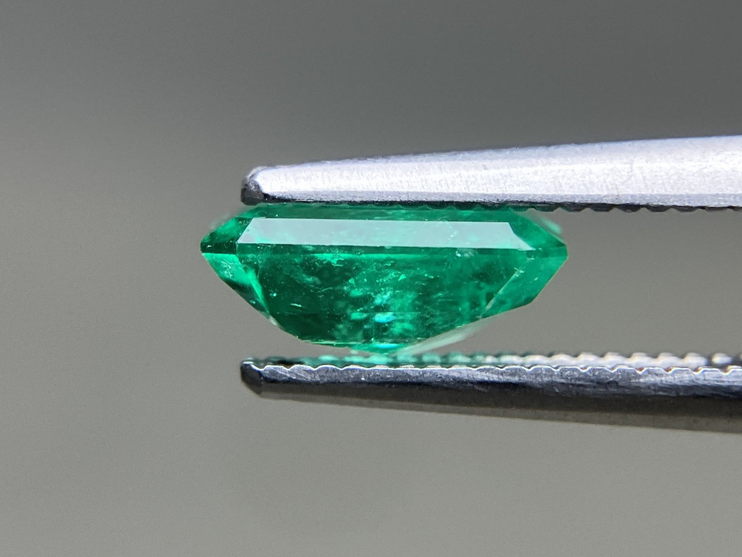 エメラルド 天然 1.278ct 中央宝石ソーティング付き 8.26㎜×5.29㎜×3.74㎜ ルース（ 裸石 ） 6466YY