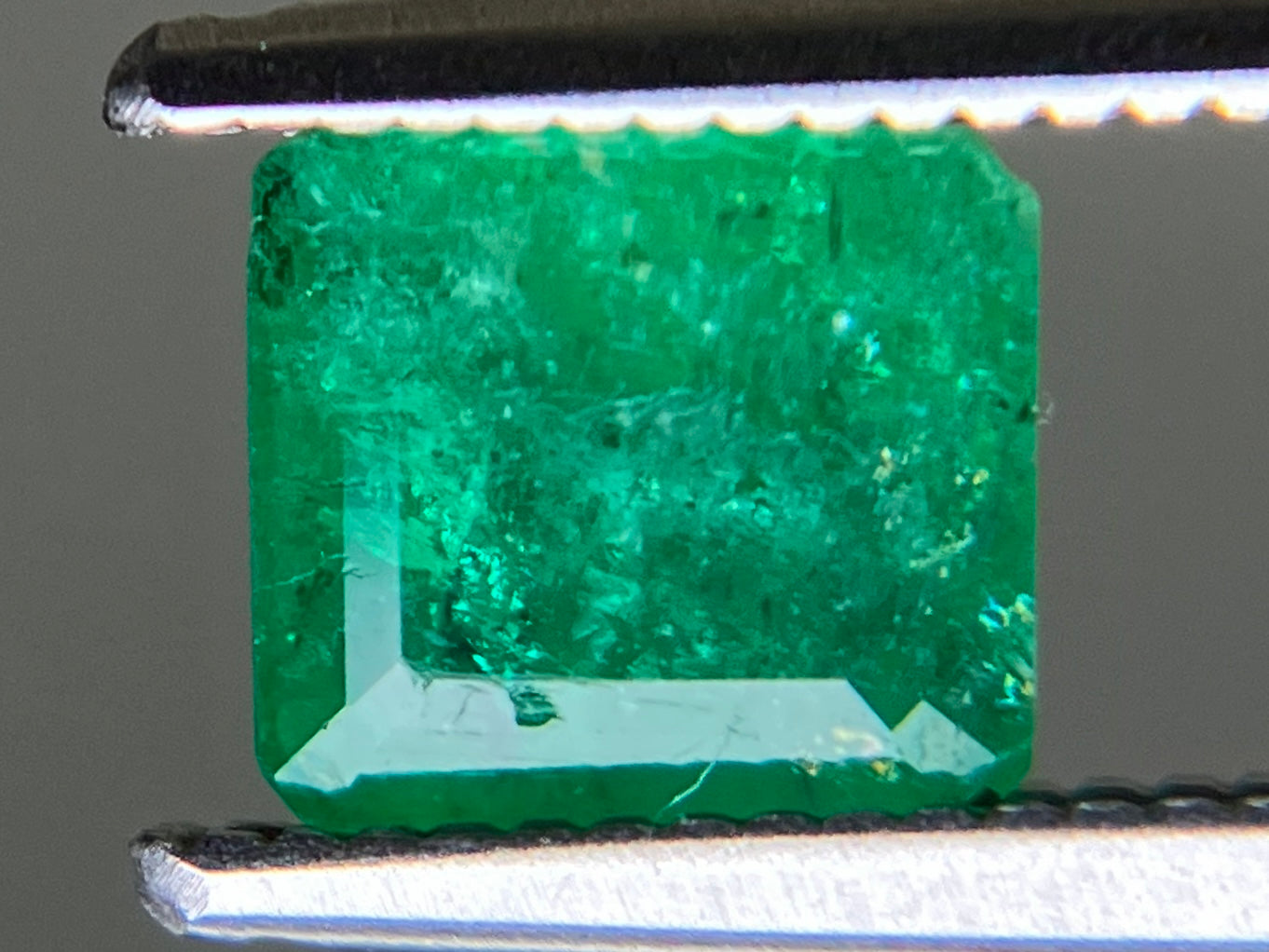 エメラルド 天然 0.971ct 宝石ソーティング付き 5.9㎜×5.2㎜×3.3㎜ ルース（ 裸石 ） 6514YY