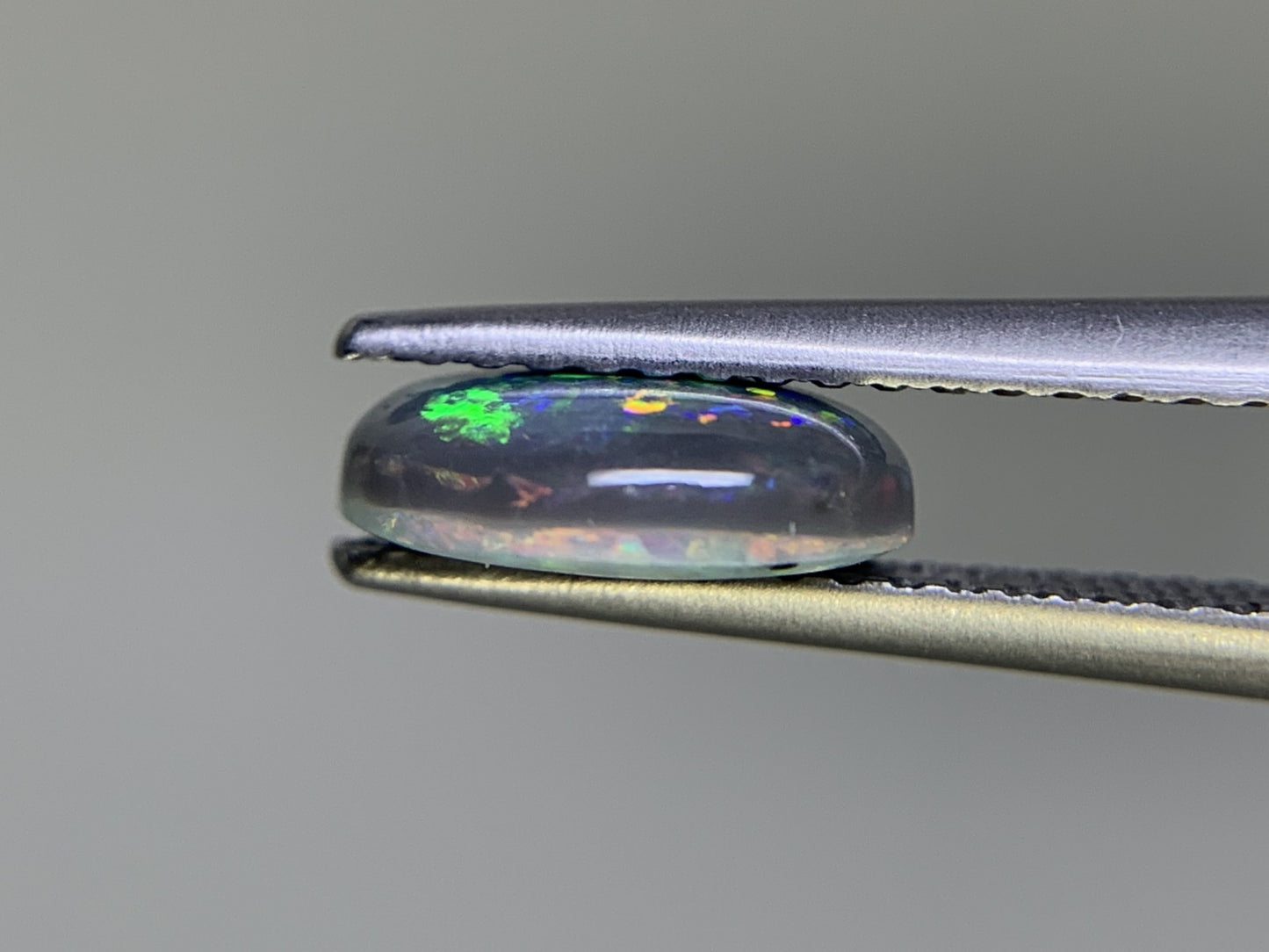 ブラックオパール　1.132ct　宝石ソーティング付き　8.6㎜×6.9㎜×2.7㎜　 ルース（ 裸石 ）　 1801Y