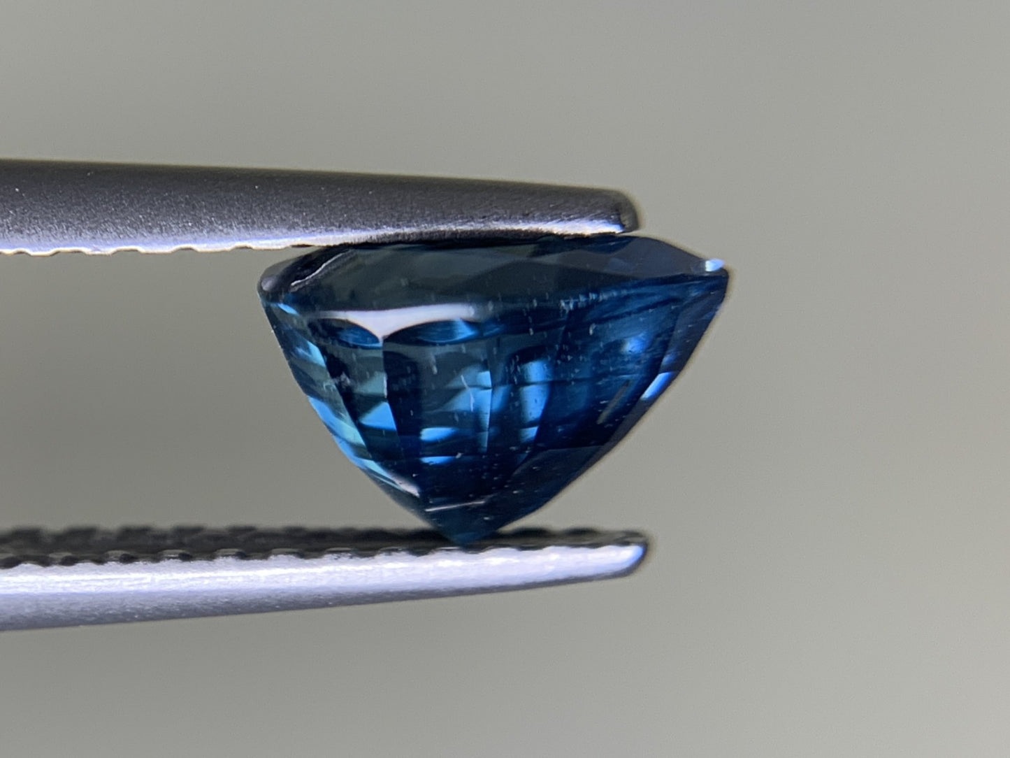 サファイア 1.592ct  宝石ソーティング付き  7.2㎜×6.0㎜×4.9㎜  ルース（ 裸石 ） 4184Y
