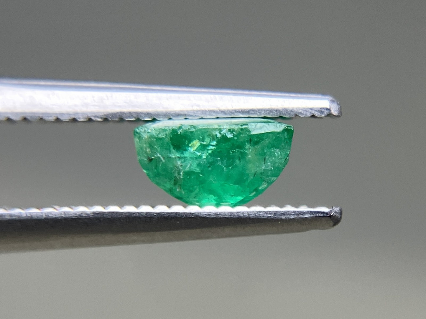 エメラルド 天然 0.971ct 宝石ソーティング付き 5.9㎜×5.2㎜×3.3㎜ ルース（ 裸石 ） 6514YY