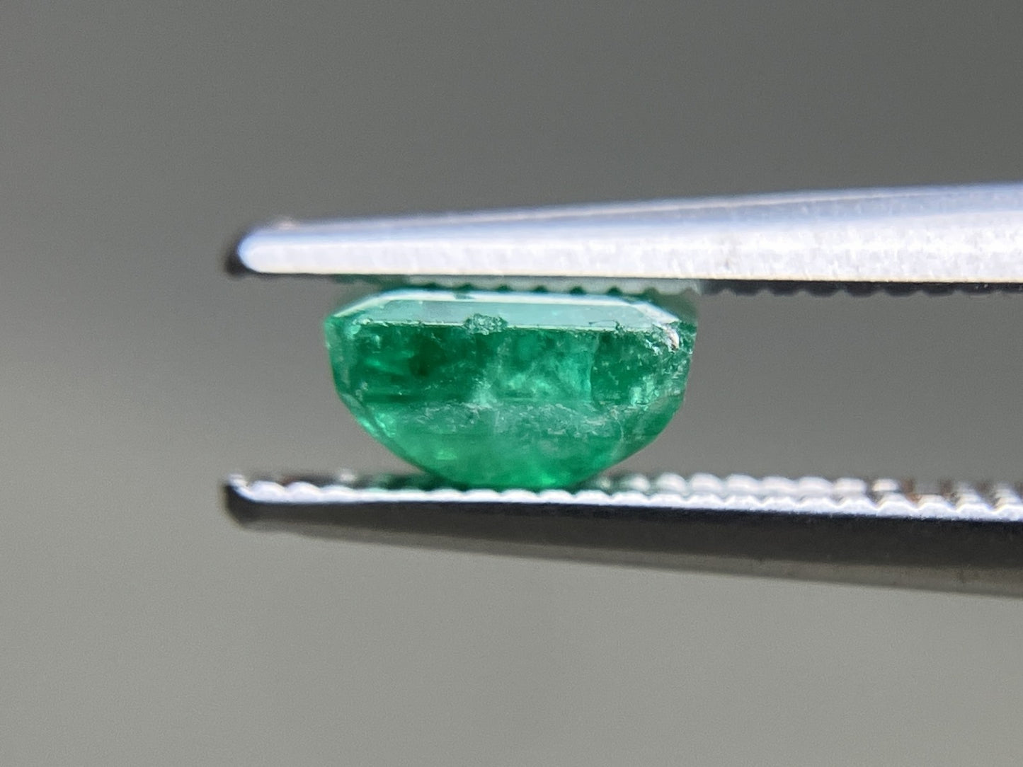 エメラルド 天然 0.971ct 宝石ソーティング付き 5.9㎜×5.2㎜×3.3㎜ ルース（ 裸石 ） 6514YY