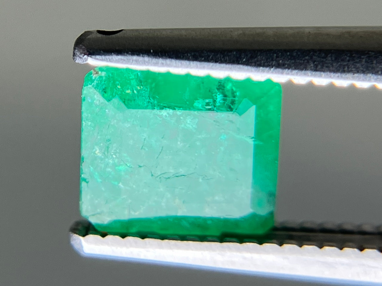エメラルド 天然 0.971ct 宝石ソーティング付き 5.9㎜×5.2㎜×3.3㎜ ルース（ 裸石 ） 6514YY