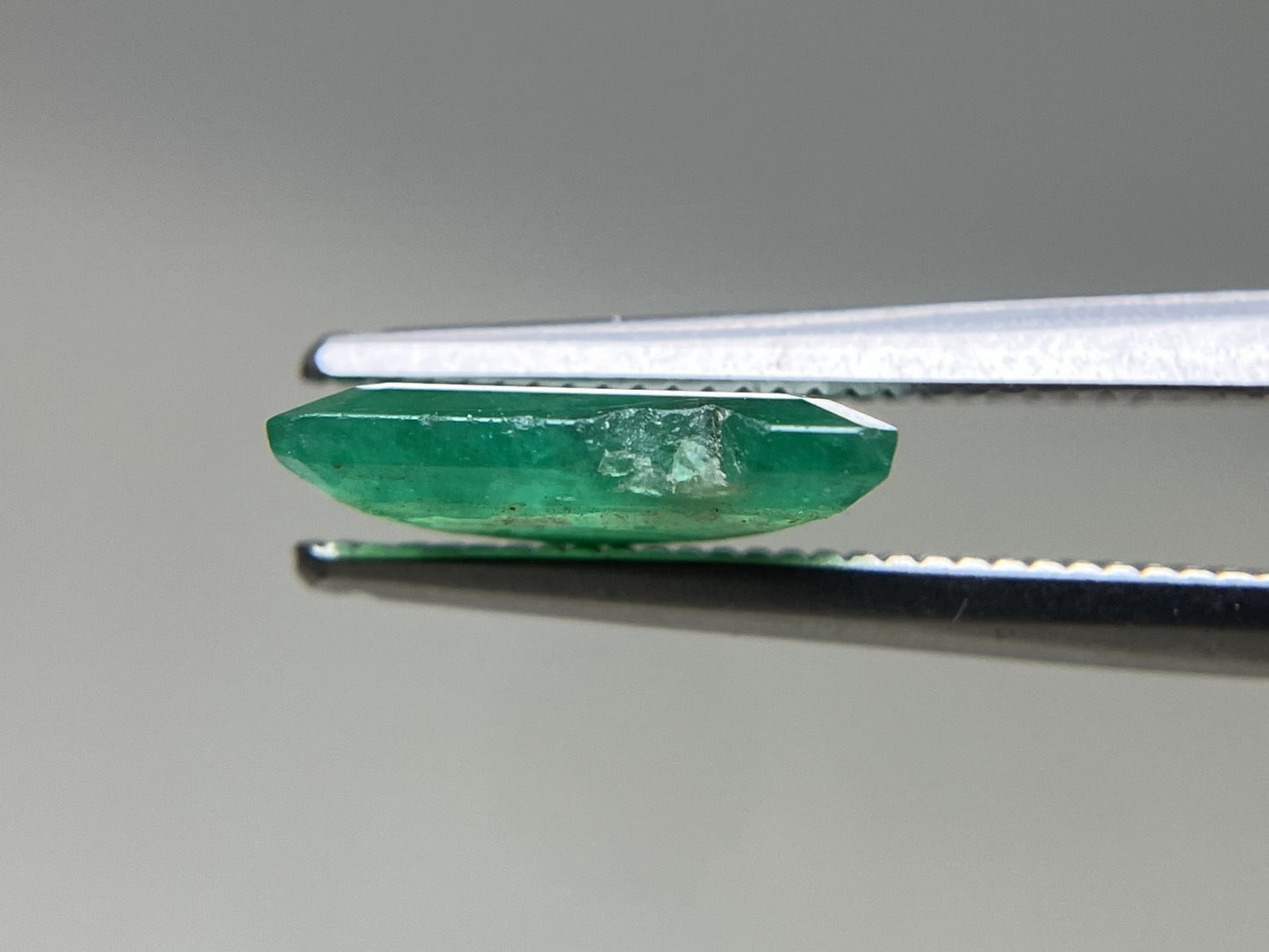 エメラルド 天然 2.403ct 宝石ソーティング付き 10.2㎜×9.2㎜×2.5㎜ ルース（ 裸石 ） 6511YY