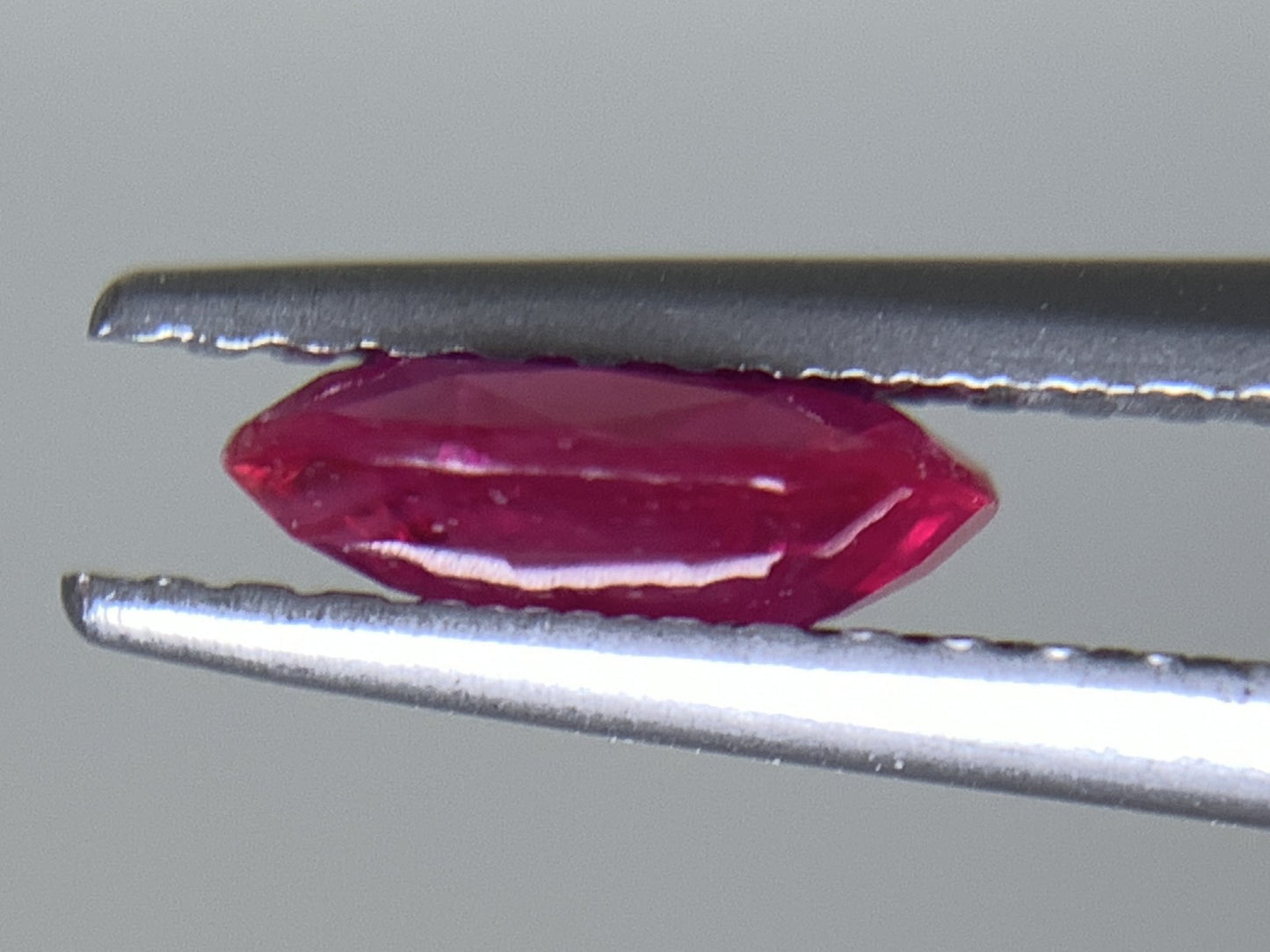 ルビー  天然  0.795ct  中央宝石ソーティング付き  7.09㎜×4.84㎜×2.39㎜  ルース（ 裸石 ） 5636Y