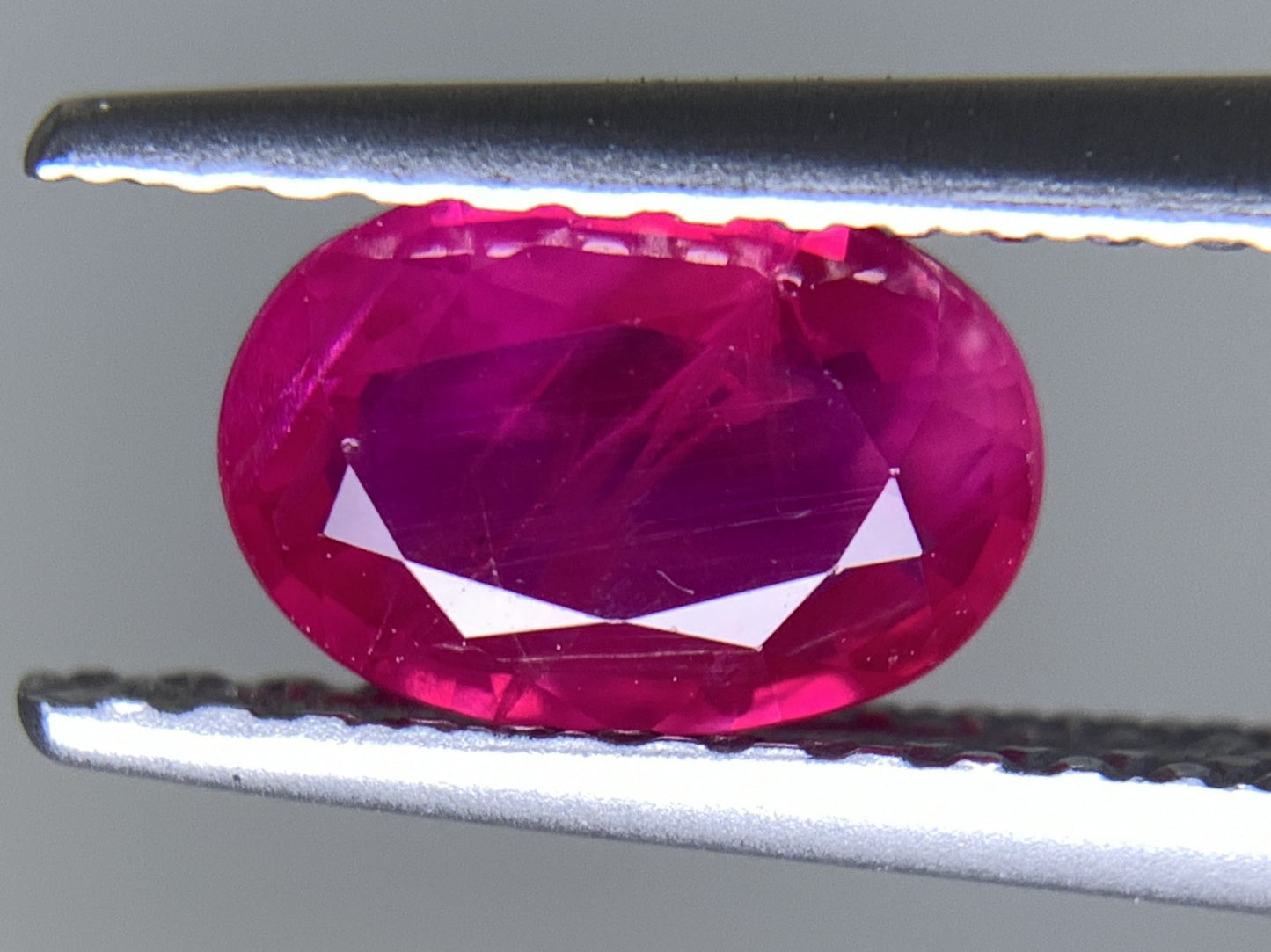 ルビー  天然  0.795ct  中央宝石ソーティング付き  7.09㎜×4.84㎜×2.39㎜  ルース（ 裸石 ） 5636Y