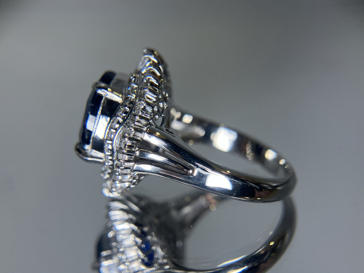 サファイア 非加熱 ロイヤルブルー スリランカ産 S6.95ct  AIGS鑑別書付き  リング（指輪） D0.79ct  PT900  11.4g 3221S
