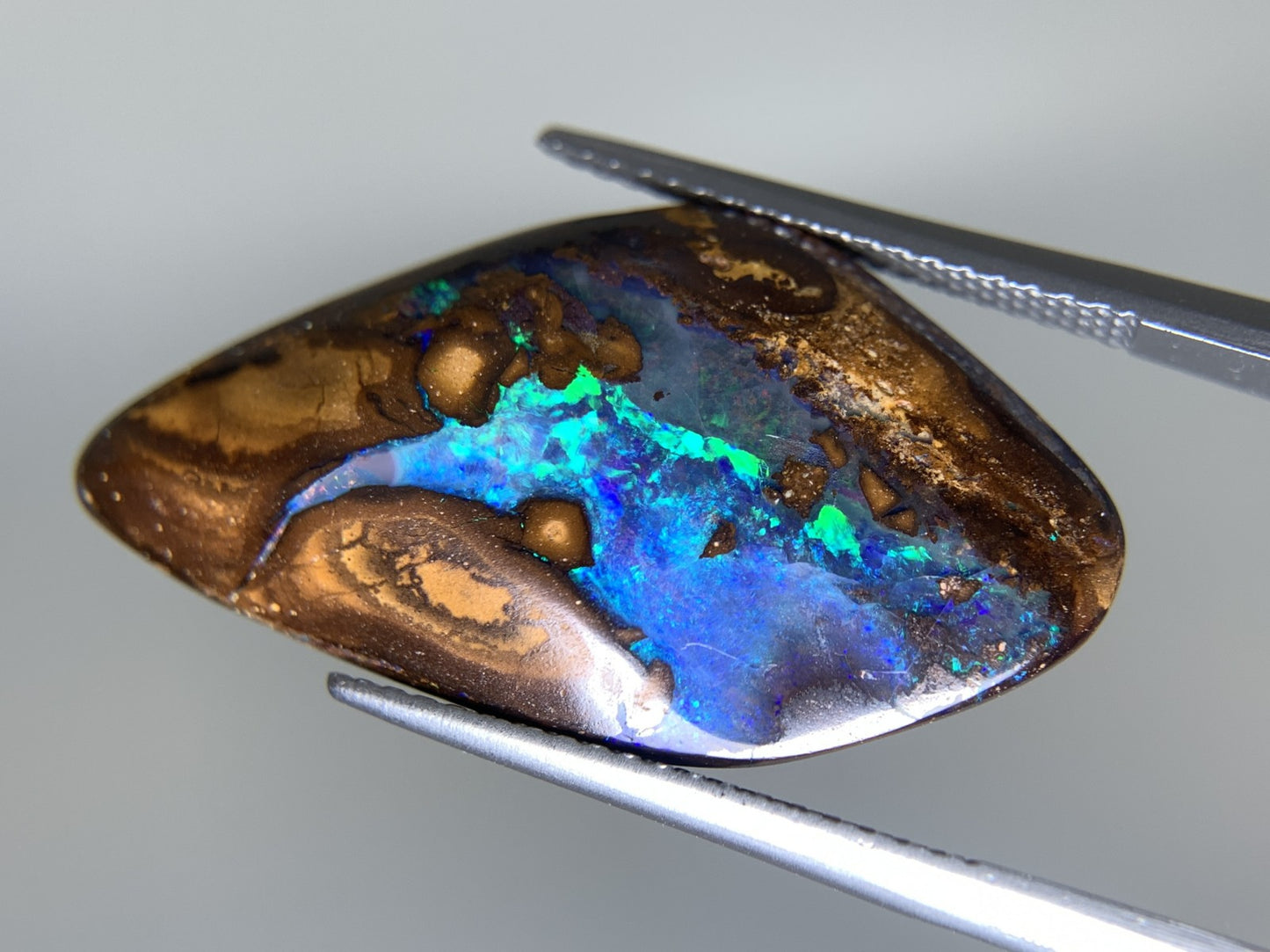 ボルダーオパール 天然  16.899ct  宝石ソーティング付き  27.4㎜×14.8㎜×6.0㎜ ルース（ 裸石 ）  5668Y