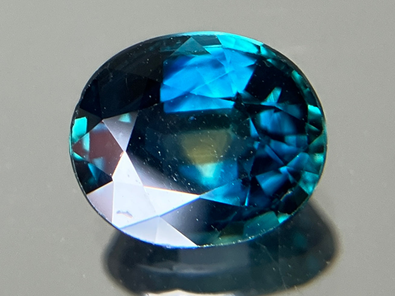 ブルーサファイア 天然 1.860ct 中央宝石ソーティング付き 7.92㎜×6.65㎜×4.00㎜ ルース（ 裸石 ） 6270YY