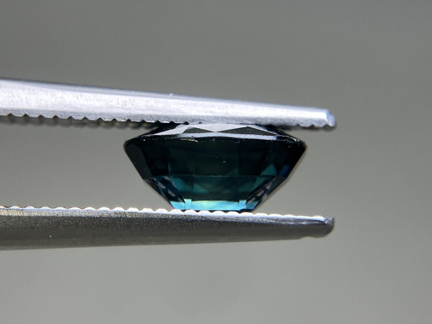 ブルーサファイア 天然 1.860ct 中央宝石ソーティング付き 7.92㎜×6.65㎜×4.00㎜ ルース（ 裸石 ） 6270YY