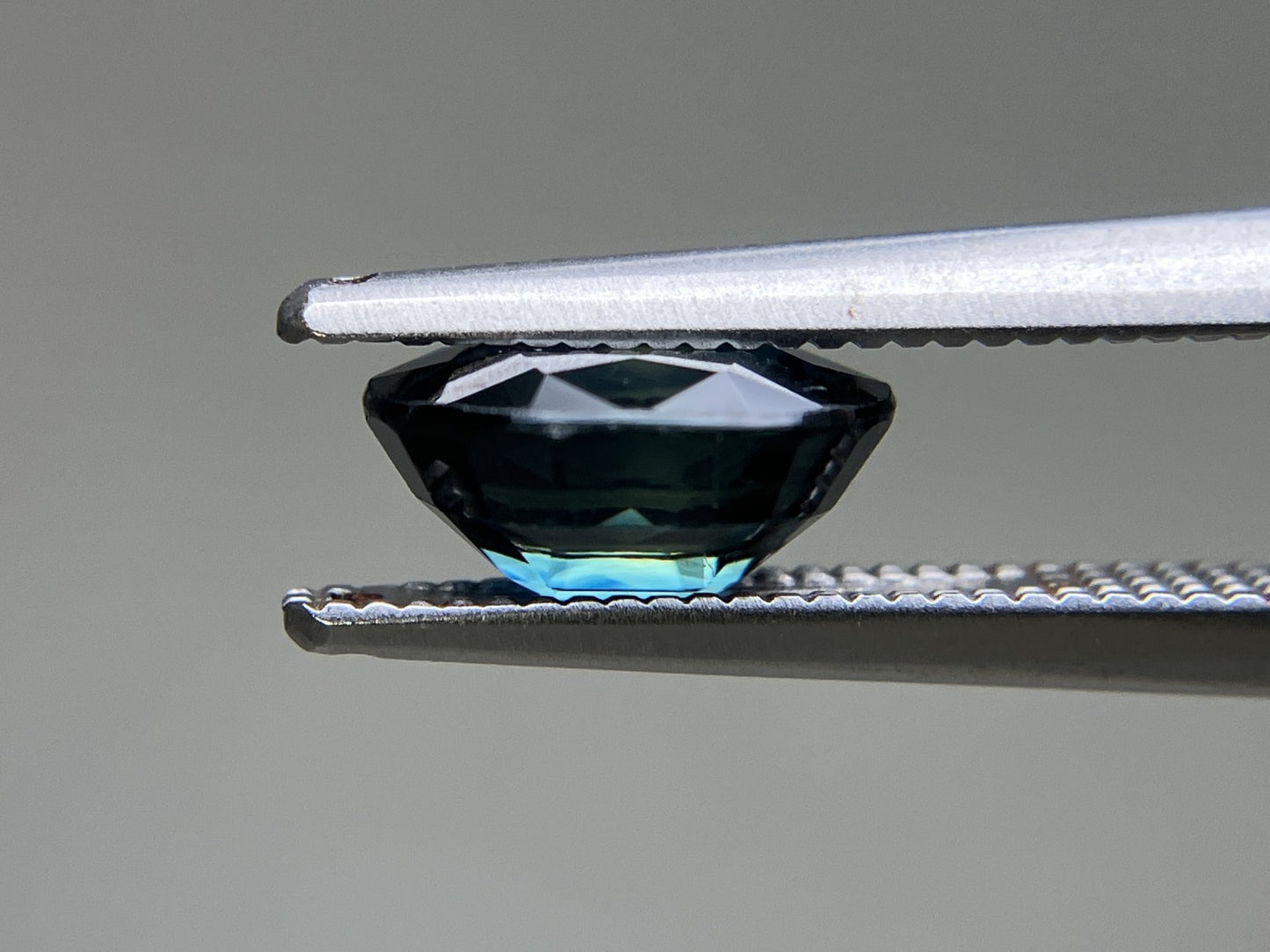 ブルーサファイア 天然 1.860ct 中央宝石ソーティング付き 7.92㎜×6.65㎜×4.00㎜ ルース（ 裸石 ） 6270YY