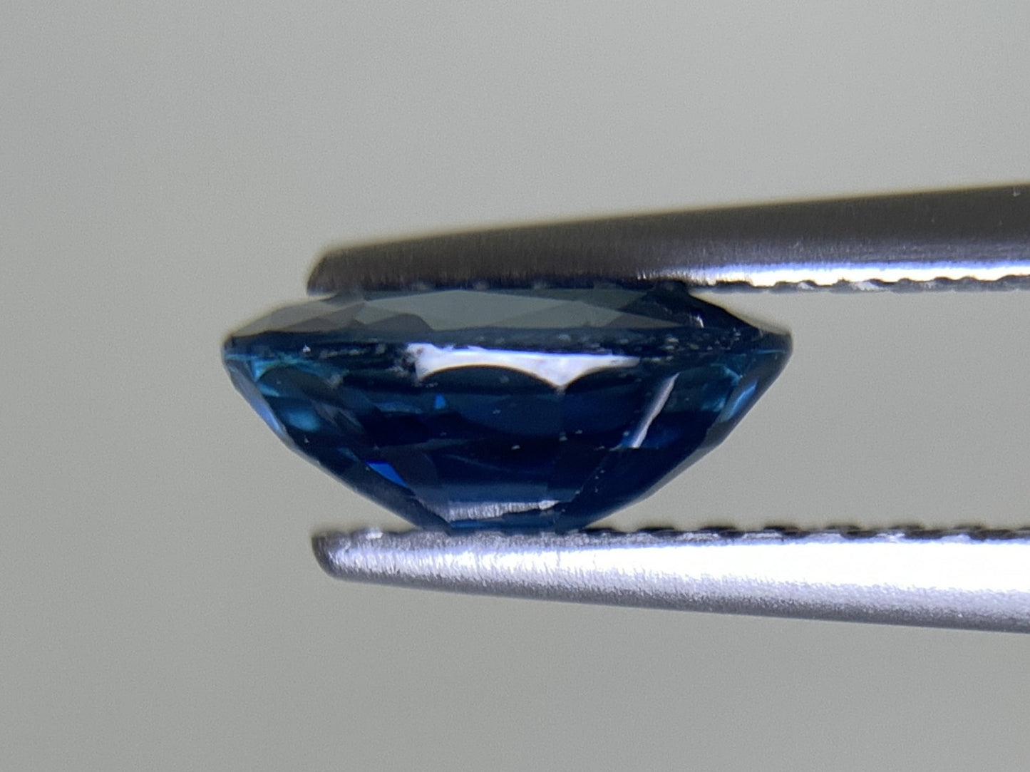 サファイア 天然 1.595ct 中央宝石ソーティング付き 8.00㎜×6.41㎜×3.48㎜ ルース（ 裸石 ） 6964Y