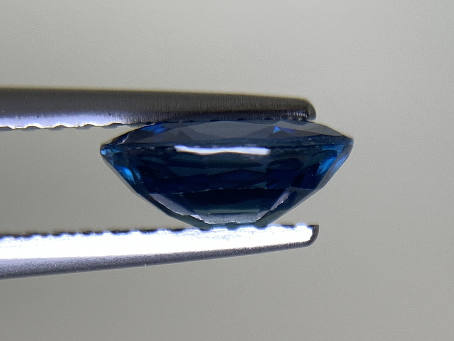 サファイア 天然 1.595ct 中央宝石ソーティング付き 8.00㎜×6.41㎜×3.48㎜ ルース（ 裸石 ） 6964Y