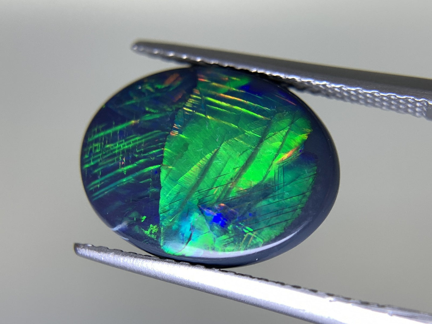 ブラックオパール 4.503ct  中央宝石ソーティング付き  14.6㎜×11.2㎜×4.6㎜  天然 ルース（ 裸石 ） 4624Y