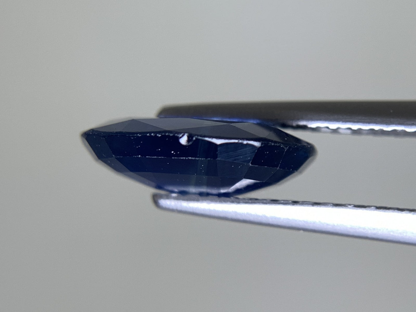 サファイア 天然 2.320ct 中央宝石ソーティング付き 9.84㎜×7.60㎜×3.11㎜ ルース（ 裸石 ） 6744Y