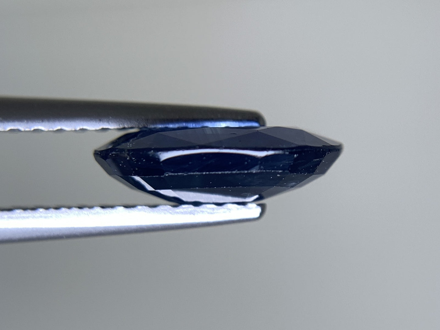 サファイア 天然 2.320ct 中央宝石ソーティング付き 9.84㎜×7.60㎜×3.11㎜ ルース（ 裸石 ） 6744Y
