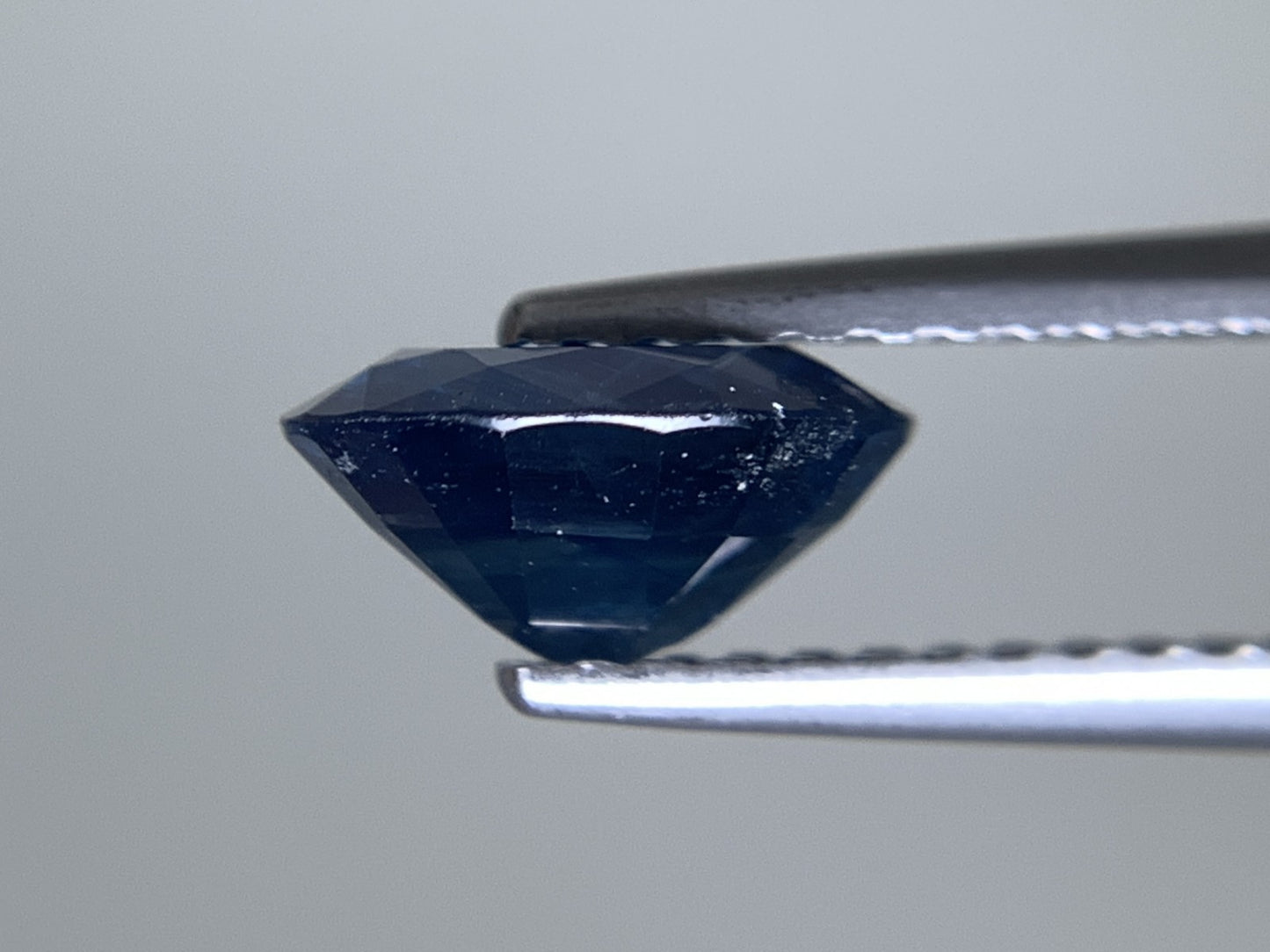 サファイア 天然 1.417ct 宝石ソーティング付き 7.7㎜×6.0㎜×3.9㎜ ルース（ 裸石 ） 7555Y