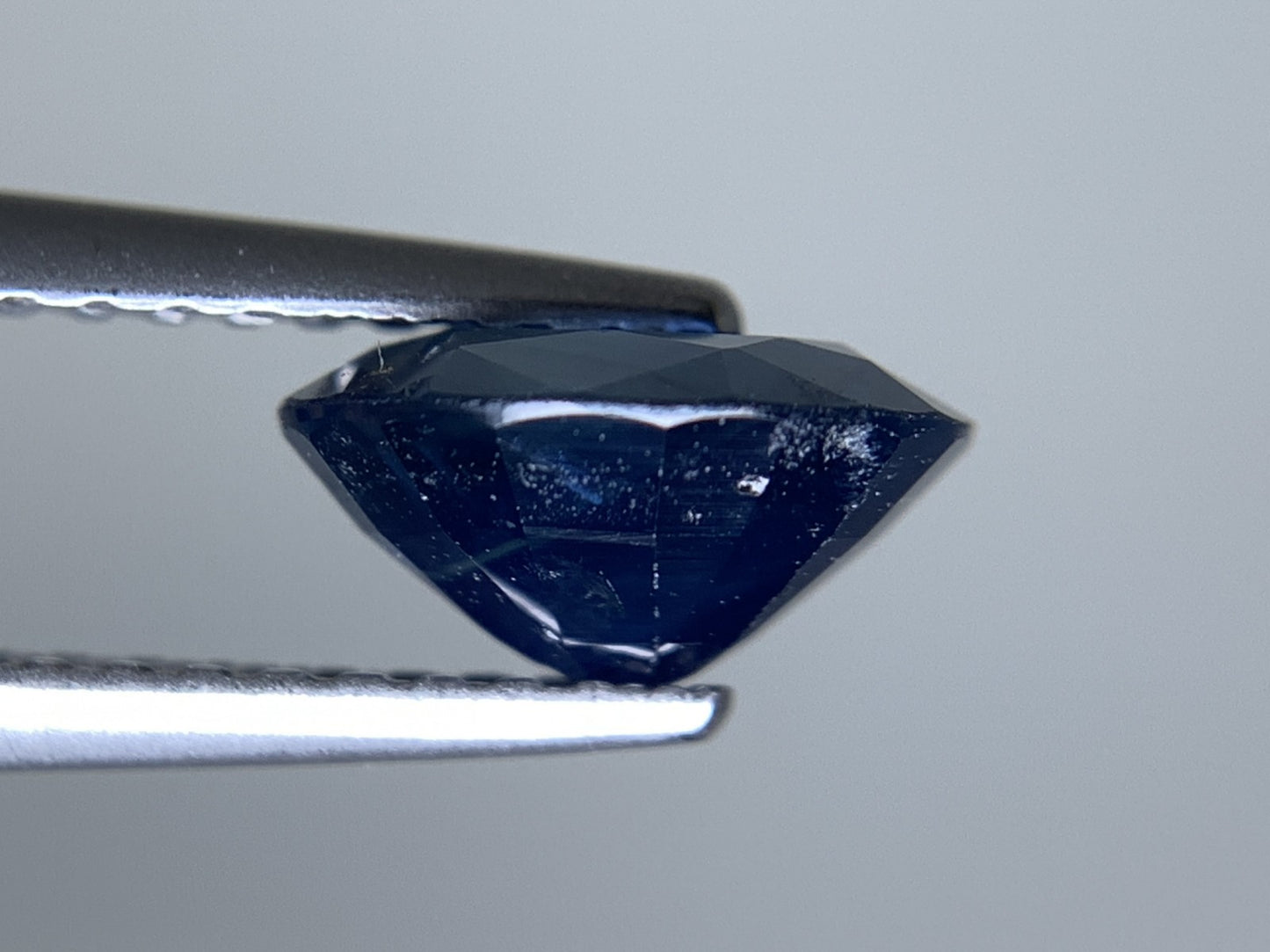 サファイア 天然 1.417ct 宝石ソーティング付き 7.7㎜×6.0㎜×3.9㎜ ルース（ 裸石 ） 7555Y
