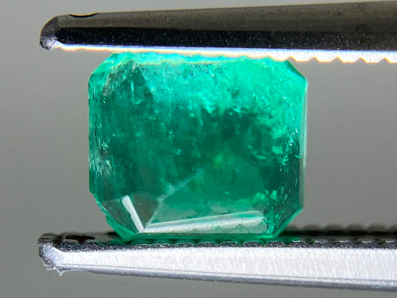 エメラルド 天然 1.012ct 中央宝石ソーティング付き 5.86㎜×5.20㎜×4.69㎜ ルース（ 裸石 ） 6460YY