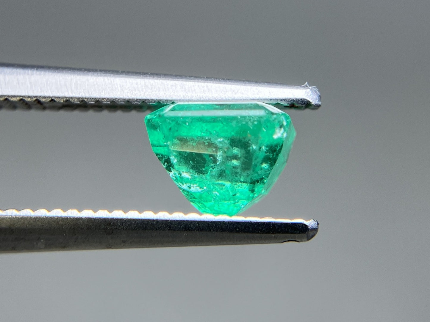 エメラルド 天然 1.012ct 中央宝石ソーティング付き 5.86㎜×5.20㎜×4.69㎜ ルース（ 裸石 ） 6460YY